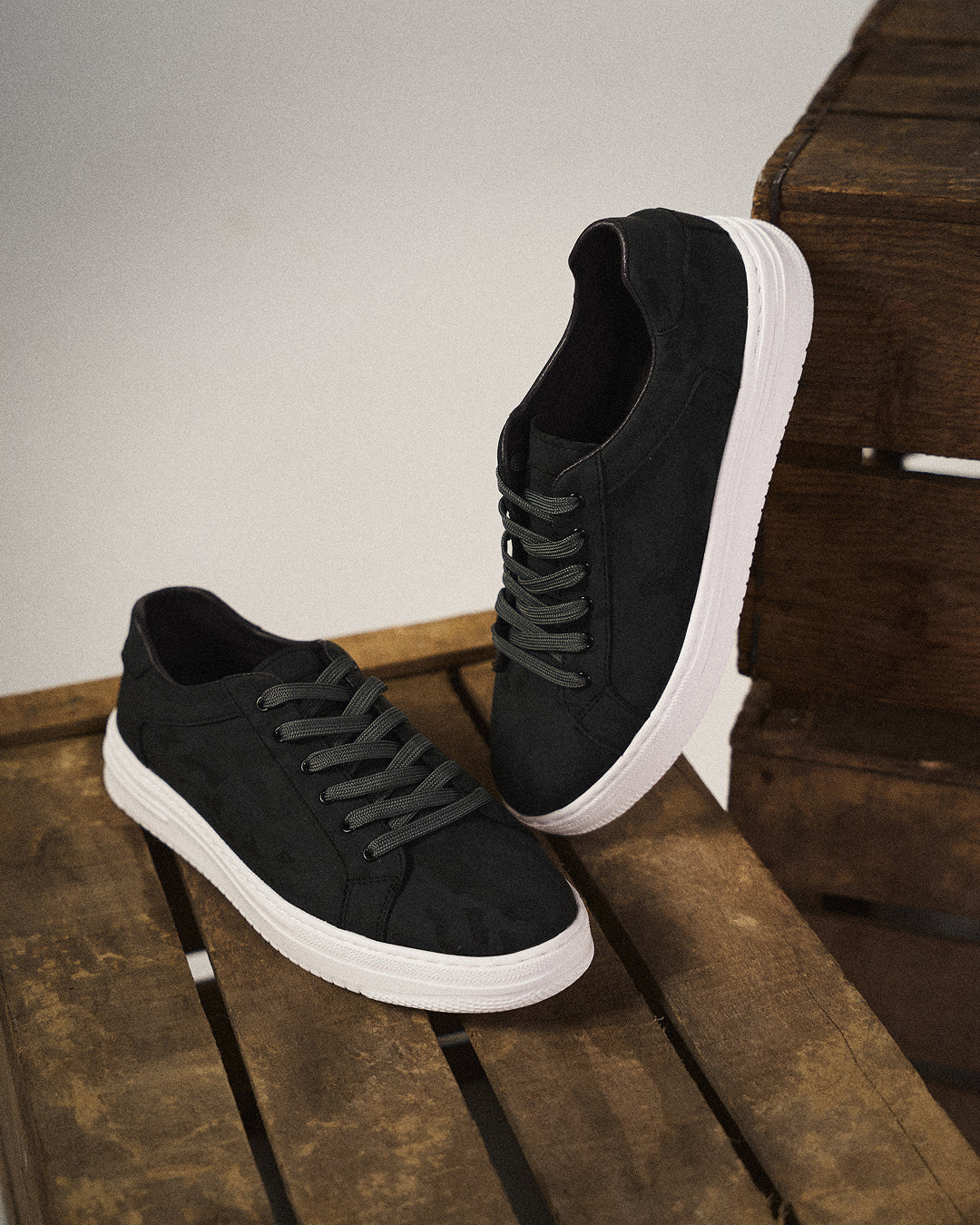 Men's Lace-Up Sneakers Minimalist Design