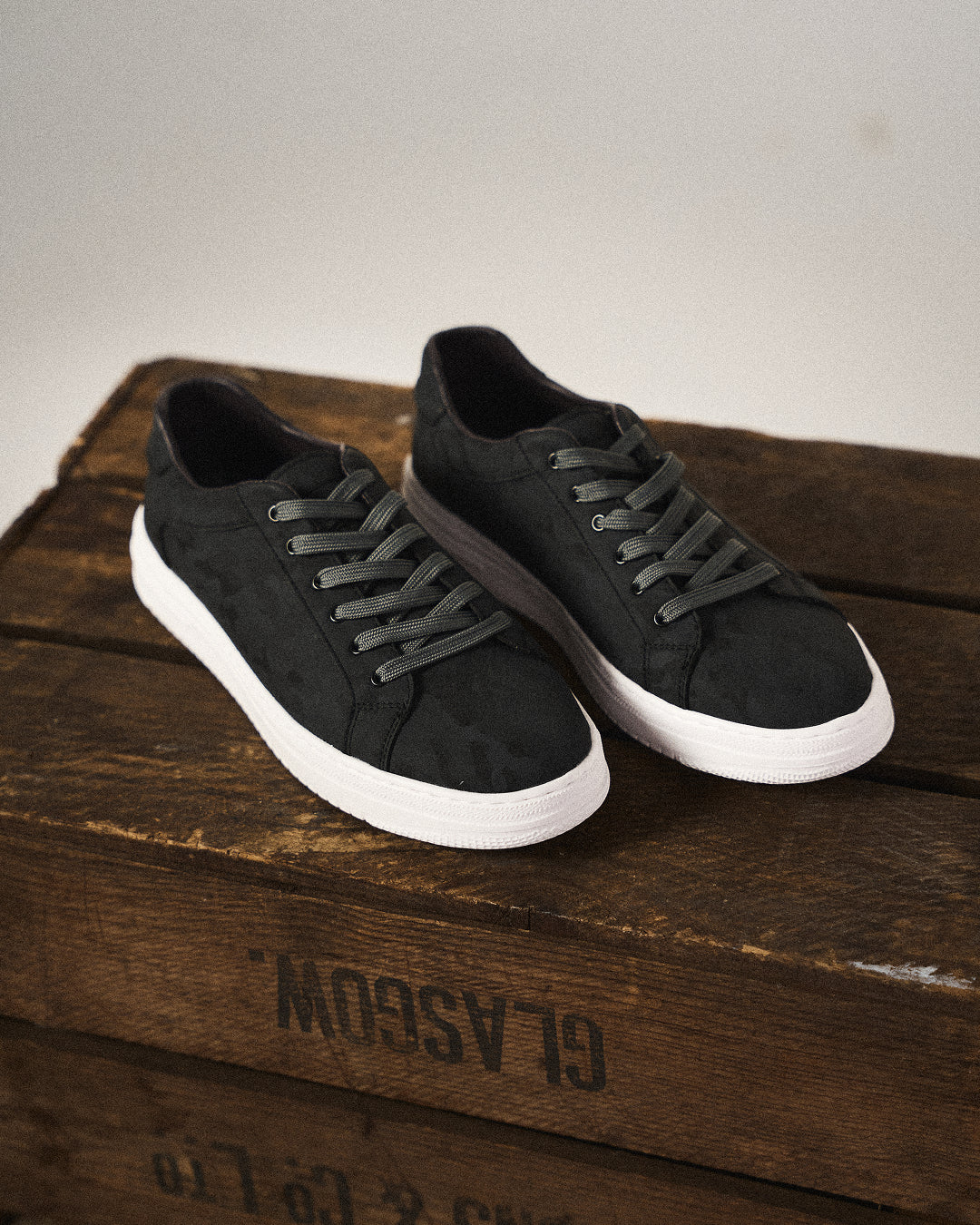 Men's Lace-Up Sneakers Minimalist Design
