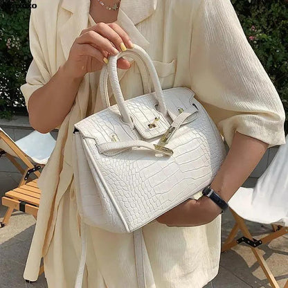 Women's Elegant Handbag Spacious Design - Vonnera