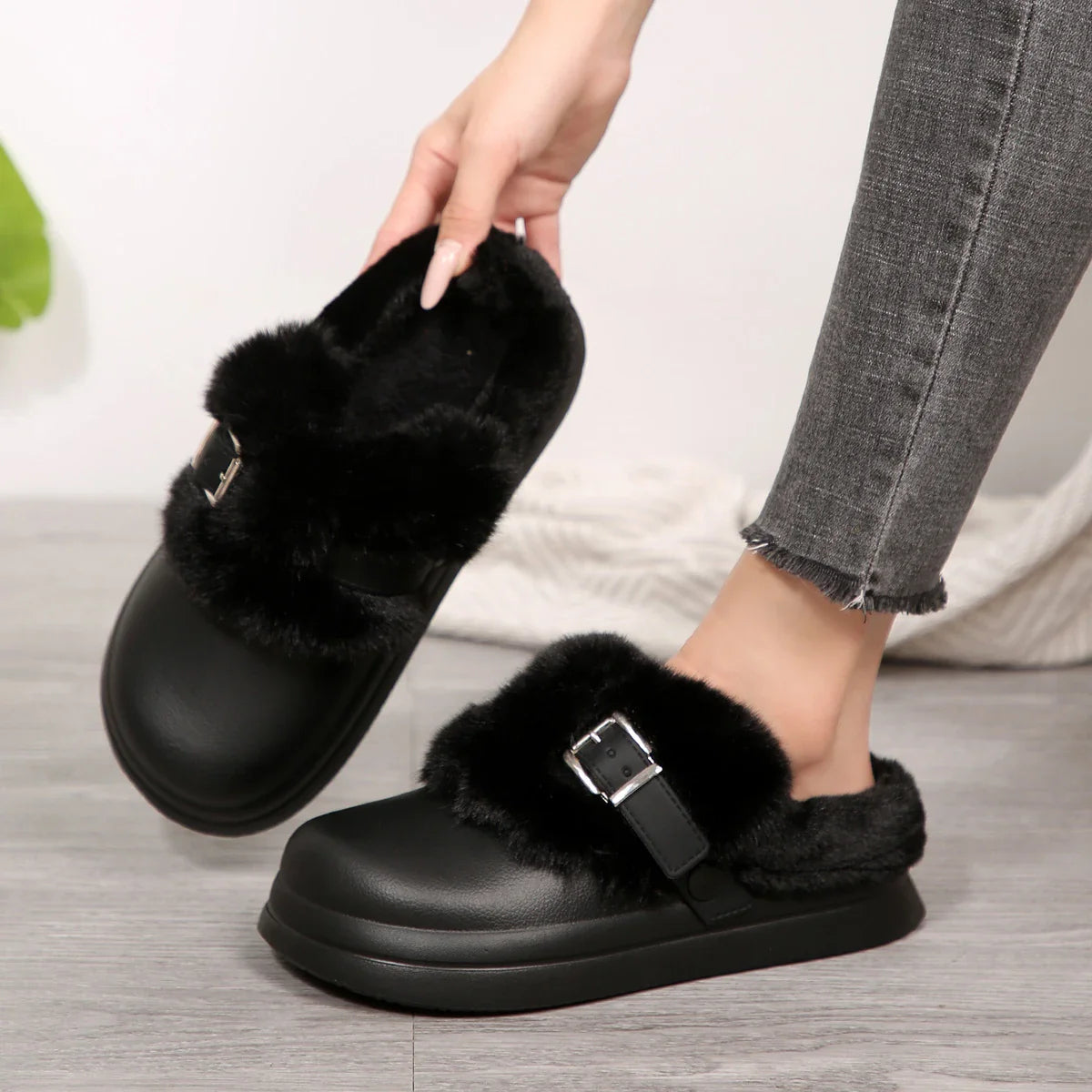 Women's Plush Slippers - Vonnera